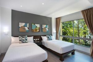 Giường trong phòng chung tại Happy Apartment on Karon Beach