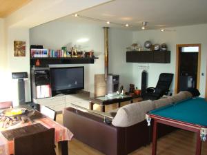 uma sala de estar com um sofá e uma mesa de bilhar em Can Clapa em Les Borges del Camp