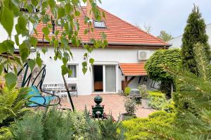 Vonkajšia záhrada v ubytovaní Full 2BDR Garden House near to Downtown Metro Free Parking