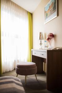 Pokój z biurkiem, stołkiem i stołem w obiekcie Hotel Wróblewscy w mieście Sieradz