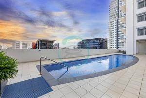 una piscina sul tetto di un edificio di ZEN SUNSHINE - COZY 2-BR/2-BA OCEAN VIEW RETREAT a Darwin