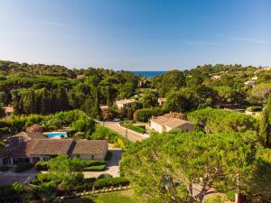 eine Luftansicht eines Hauses mit Hof in der Unterkunft Villa Petit Paradis - Gigaro in La Croix-Valmer