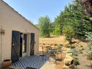 En have udenfor Villa Petit Paradis - Gigaro