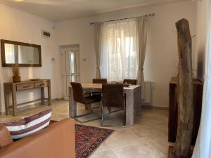 Posedenie v ubytovaní Full 2BDR Garden House near to Downtown Metro Free Parking