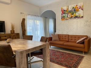 Posedenie v ubytovaní Full 2BDR Garden House near to Downtown Metro Free Parking