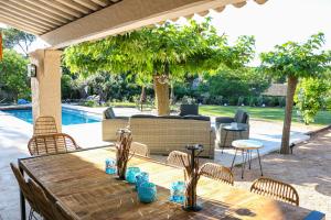 Swimmingpoolen hos eller tæt på Villa Petit Paradis - Gigaro