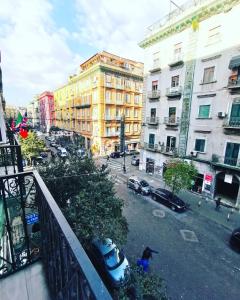 widok na ulicę miejską z samochodami i budynkami w obiekcie Valentine’s house w mieście Napoli