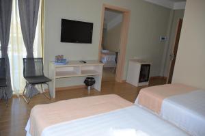 TV in/ali zabaviščno središče v nastanitvi Legacy Hotel