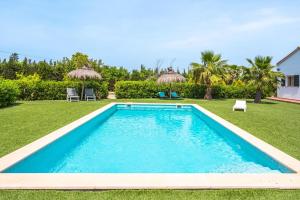 una piscina en el patio de una casa en Can Mossenyer, en Santa Maria del Camí