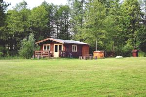uma pequena cabana no meio de um campo em Kaimukas - namelis prie ežero dviems em Rimėnai