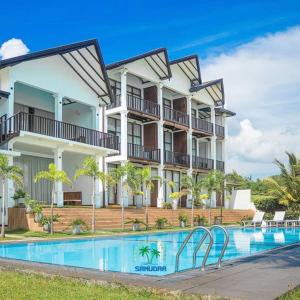 un grande edificio con piscina di fronte di Samudra Beach Resort a Tangalle