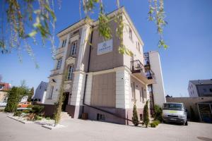 a building with a car parked in front of it at Apartamenty w Kamienicy in Sieradz