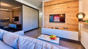 Televízia a/alebo spoločenská miestnosť v ubytovaní Apartament Maki - 5D Apartamenty