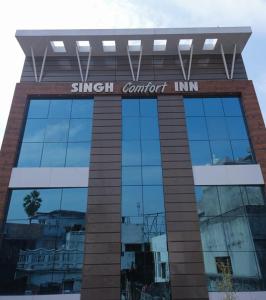 un edificio con un cartel encima en Hotel Singh Comfort Inn, en Gorakhpur
