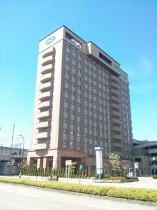 un gran edificio con un reloj encima en Hotel Route-Inn Kanazawa Ekimae, en Kanazawa