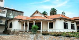 dom z pomarańczowym dachem w obiekcie Nziza View Hotel w mieście Kigali