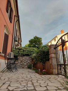 a stone walkway in front of a building at Guest House Attilia in Cres