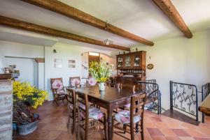 comedor con mesa de madera y sillas en Casa l'edera, en Chiusure