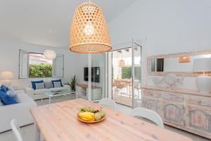 ein Wohnzimmer mit einem Tisch und einer Obstschale darauf in der Unterkunft Villa Juanes in Ciutadella