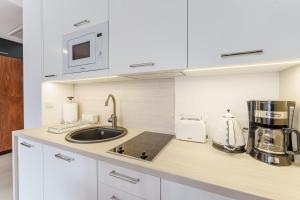 Kuchnia lub aneks kuchenny w obiekcie Apartament z aneksem kuchennym i basenem 426 Diune Hotel Resort