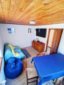 a room with a table and a bed and a tv at Settimana Cervinia-Valtournenche in Valtournenche