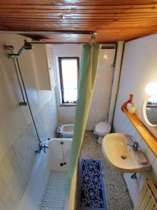 a bathroom with a tub and a sink and a toilet at Settimana Cervinia-Valtournenche in Valtournenche