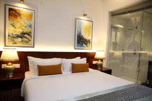 Llit o llits en una habitació de Empyrean Dhaka City Centre