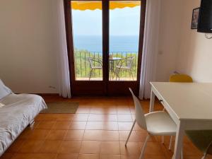 カレリャ・デ・パラフルジェリにあるWonderful Apartment with Outstanding Views - Calella de Palfrugellのベッド、テーブル、椅子が備わる客室です。