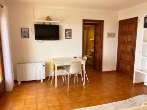 TV a/nebo společenská místnost v ubytování Wonderful Apartment with Outstanding Views - Calella de Palfrugell