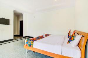Ένα ή περισσότερα κρεβάτια σε δωμάτιο στο FabHotel Emara Grand - HAL Old Airport Road