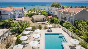 een luchtzicht op een resort met een zwembad en stoelen bij Notos Luxury Studios in Kateliós