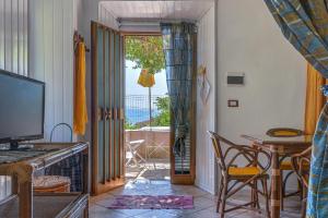 Sala de estar con mesa y vistas al océano en Casa Vacanze Iosè, en Rio Marina