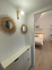 1 dormitorio con 1 cama y 2 espejos en la pared en Blu Riva Hvar, en Hvar