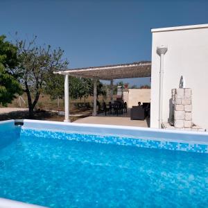 uma piscina em frente a uma casa em M&M Luxury em Maruggio