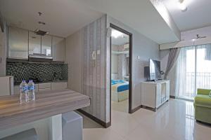 Vonios kambarys apgyvendinimo įstaigoje Apartemen Grand Dhika City by Nina