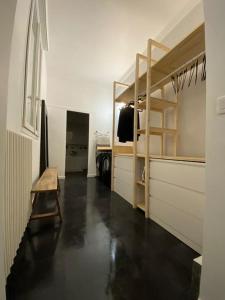 Zimmer mit einem Flur und einem Zimmer mit einem Etagenbett in der Unterkunft Appartement VH III in Le Mans