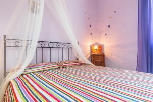 1 dormitorio con 1 cama con mosquitera en Casale siculo, en Avola