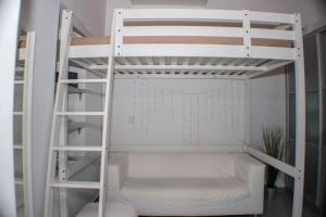 Un ou plusieurs lits superposés dans un hébergement de l'établissement Piraeus Urban Paradise R