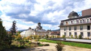 duży budynek ze szklarnią przed nim w obiekcie Os Reloxos II w mieście Mondariz-Balneario