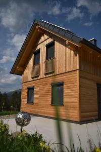 een houten huis met een balkon aan de zijkant bij Auszeit Steinbauer in Magdalensberg