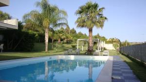 Πισίνα στο ή κοντά στο appartamento in moderna villa con piscina