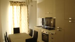 Η κουζίνα ή μικρή κουζίνα στο appartamento in moderna villa con piscina