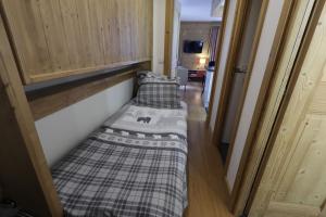 einen Flur mit 2 Betten in einem Zimmer in der Unterkunft Le Schuss Tignes, appartement cosy 4 personnes in Tignes