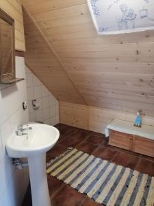a bathroom with a sink and a bath tub at Eskapada in Stronie Śląskie