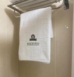 ręcznik wiszący na wieszaku na ręczniki w łazience w obiekcie O SECRETO w mieście Padrón +21 zdjęć