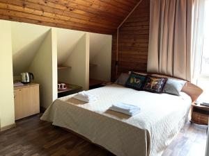 een slaapkamer met een bed met handdoeken erop bij Poilsio namai, Rasytė in Nida