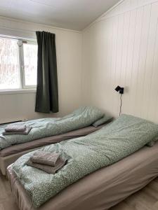 two beds sitting next to each other in a room at Høgtun kulturklynge in Olsborg