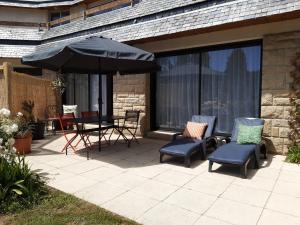 Patio lub wspólna przestrzeń na świeżym powietrzu w obiekcie Agapè, élégant T2, 4 étoiles, plage et GR34 3km, centre ville 750m