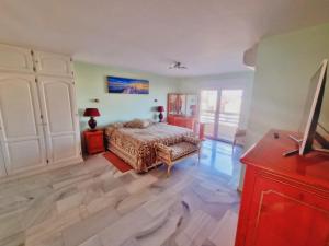Letto o letti in una camera di Penthouse with private pool, hot tub jacuzzi with sea views and chill-out zone, close to the sea