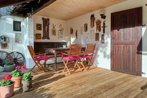 Habitación con mesa, sillas y suelo de madera. en Charming blacksmith`s house @ Lake Bohinj, en Bohinj